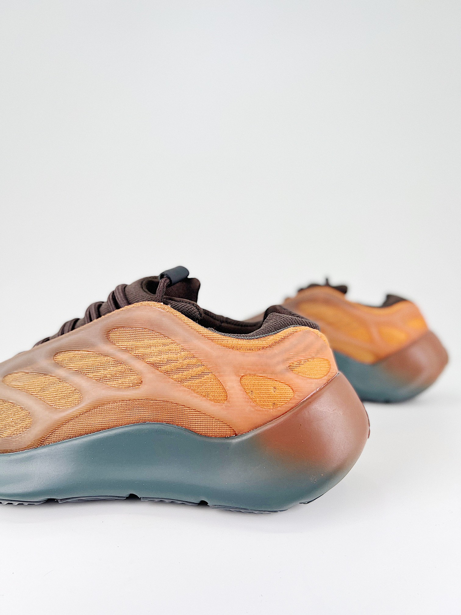 Yeezy 700 V3 - Imagem 2