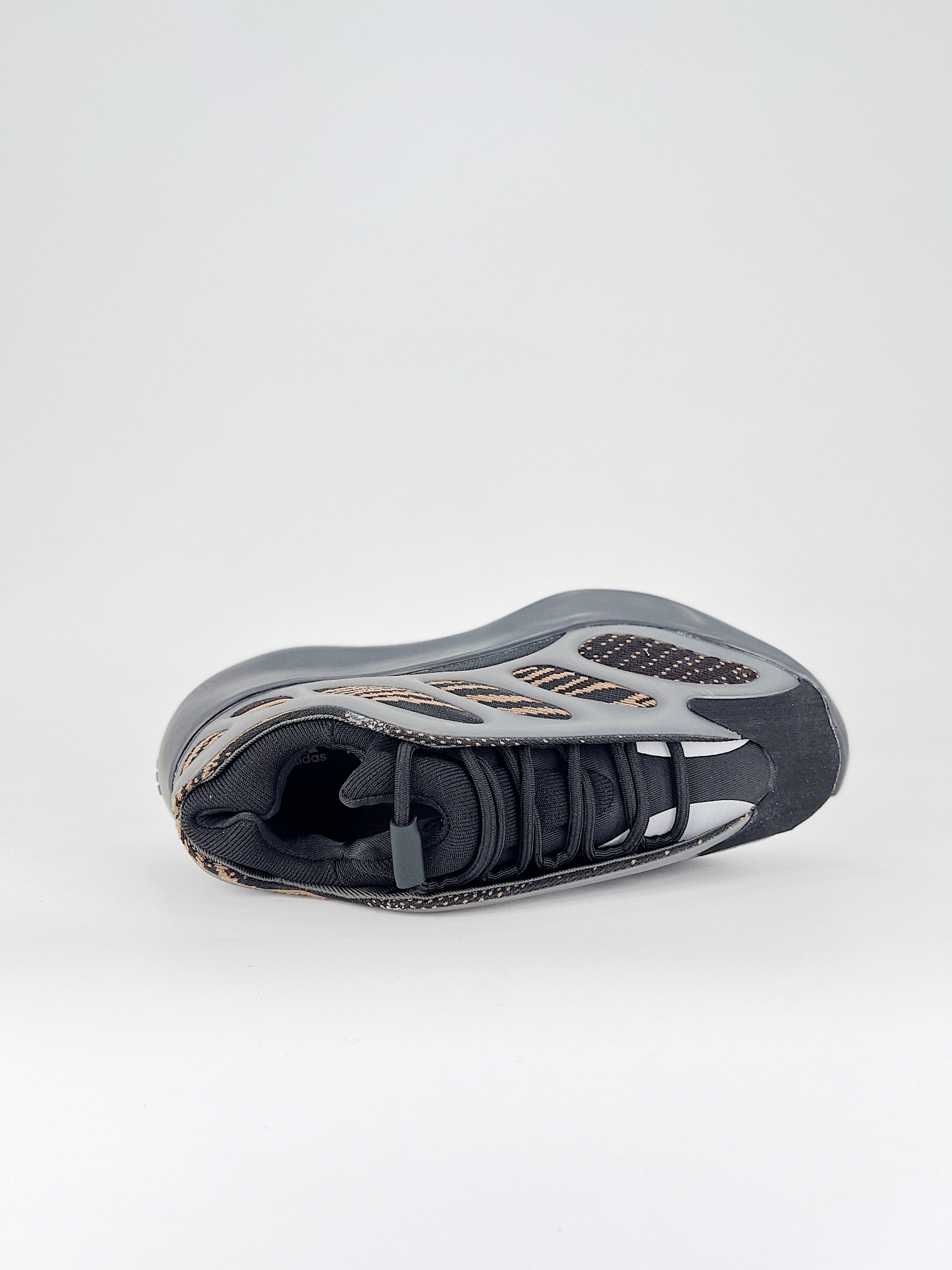 Yeezy 700 V3 - Imagem 8