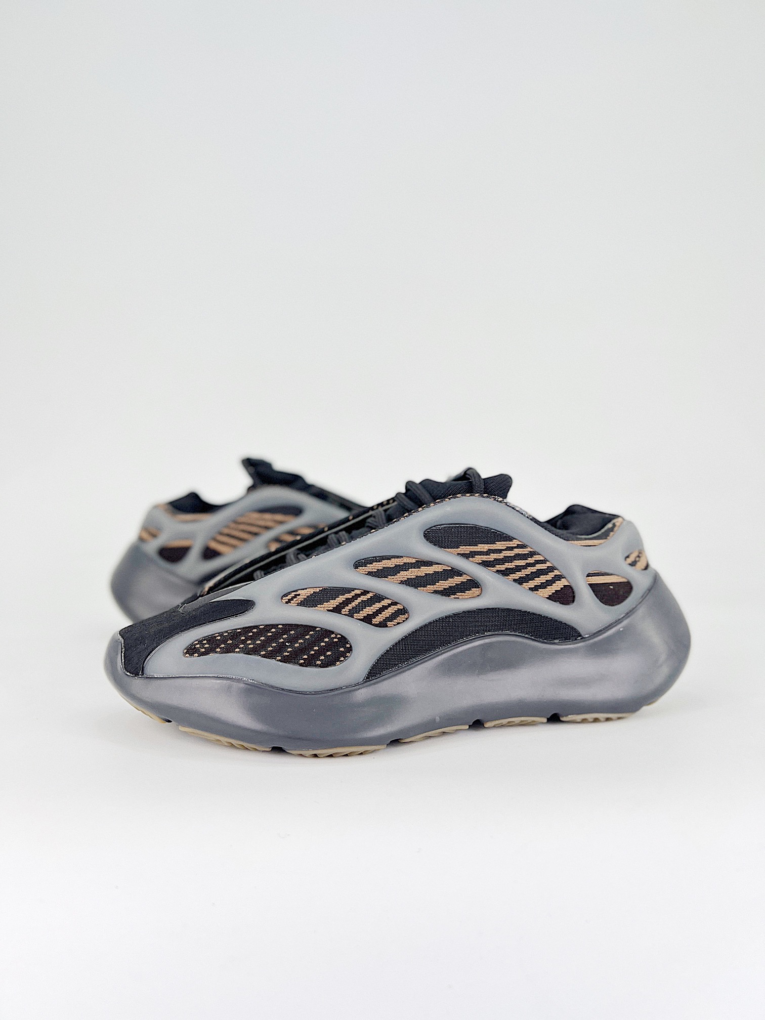 Yeezy 700 V3 - Imagem 4