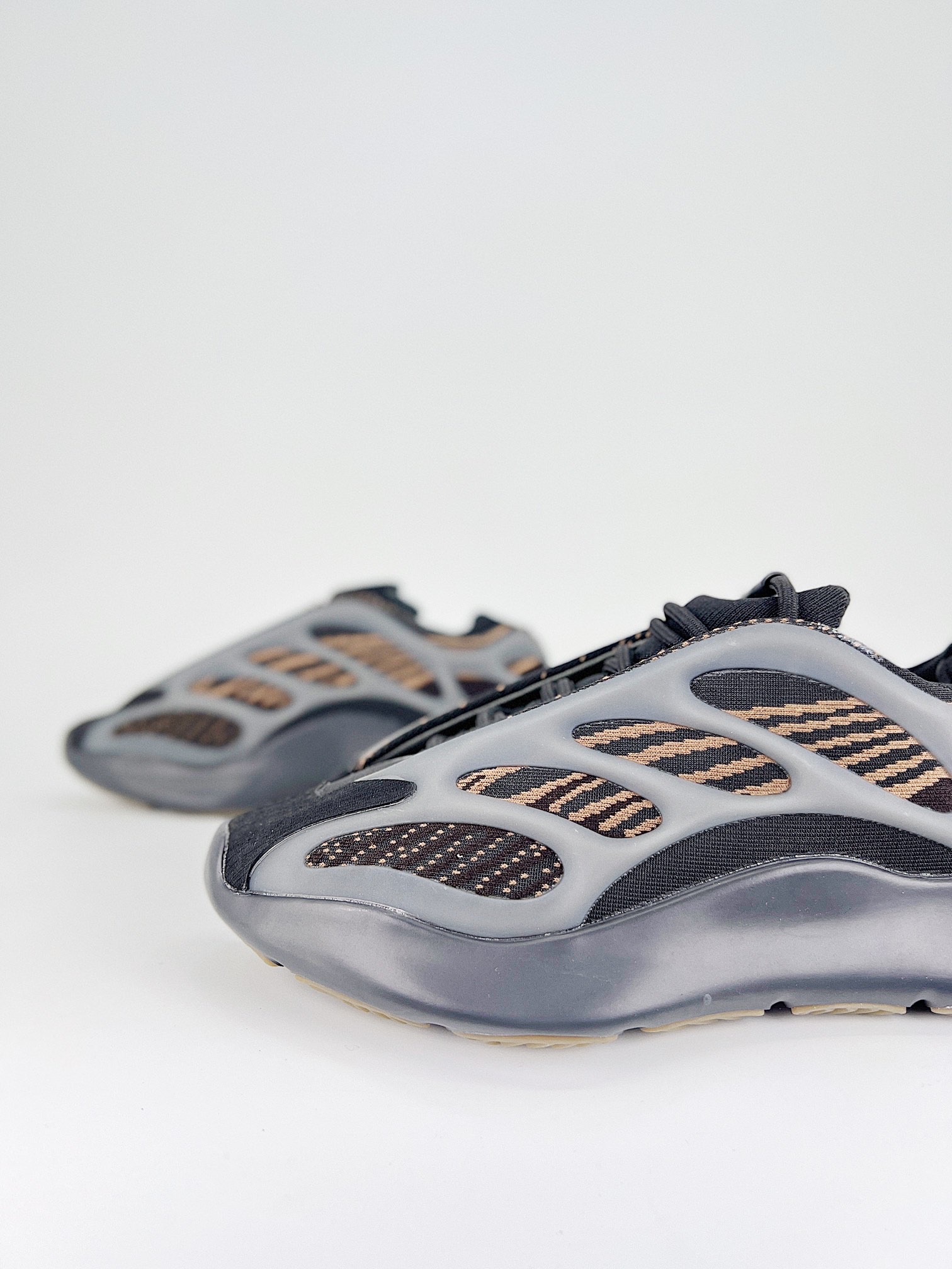 Yeezy 700 V3 - Imagem 2