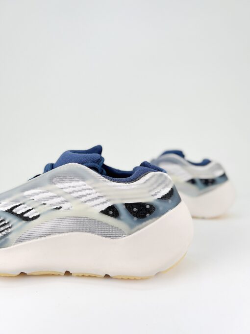 Yeezy 700 V3 - Imagem 2