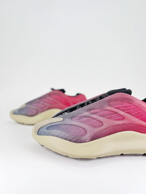 Yeezy 700 V3 - Imagem 2