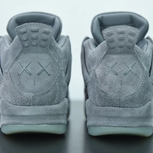 KAWS 4 Retro "Cool Grey" - Imagem 6